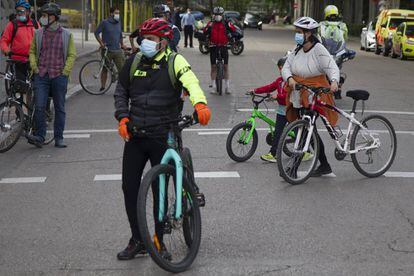 Asistentes a la marcha ciclista para reivindicar medidas a favor de la bcii al Ayuntamiento de Madrid.