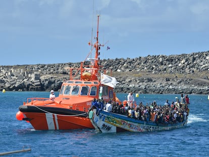 Un cayuco con 320 personas a bordo en el puerto de La Restinga (El Hierro).