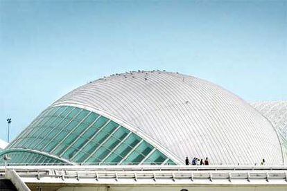 El Hemisferio de la Ciudad de las Ciencias, obra de Santigo Calatrava. La estructura que lo protege se abre y se cierra imitando el párpado del ojo humano.