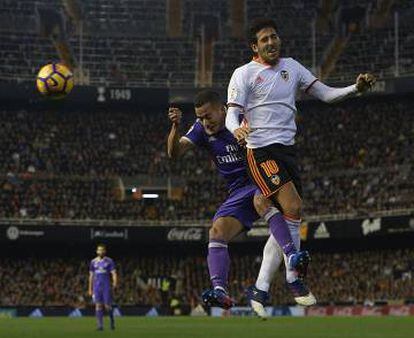 Parejo disputa la pelota a Lucas Vázquez durante el partido contra el Real Madrid.