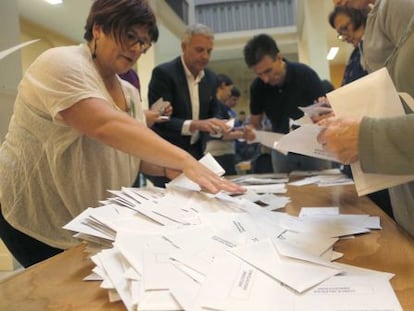 Varias personas cuentan papeletas en un colegio electoral de San Sebasti&aacute;n.