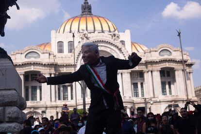 Un hombre personaliza a López Obrador durante la marcha de este domingo.