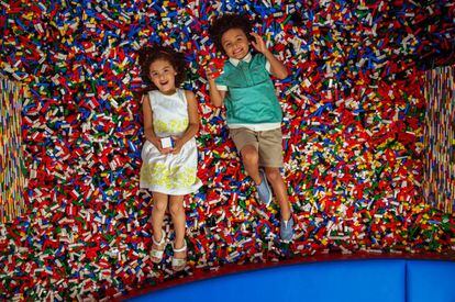 Dos niños en un montón de piezas de Lego en Legoland, cerca de Orlando.