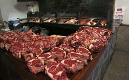 Chuletas preparadas para asar en un restaurante del País Vasco