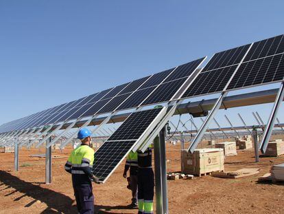 Construcción del parque fotovoltaico. Incluso la Vía Verde de Val de Zafán llevará un kit  fotovoltaico sobre el Puente de la Torica, para una iluminación eficiente en el Túnel de La Mina.