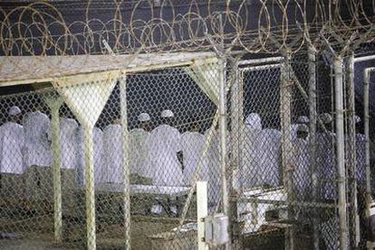 Un grupo de prisioneros reza en la base militar de Guantánamo en noviembre de 2008.