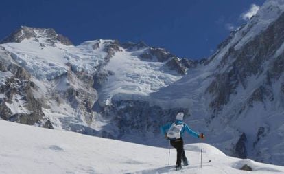 Daniele Nardi frente al espolón Mummery y la cima del Nanga Parbat, durante un reconocimiento en 2014.