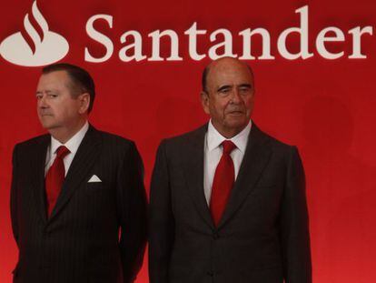 Alfredo S&aacute;enz, exconsejero delegado del Santander, junto a Emilio Bot&iacute;n, presidente del banco, en enero.