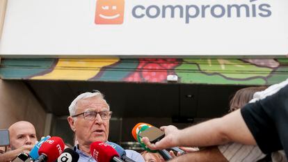 El alcalde en funciones de València, Joan Ribó, a las puertas de la sede de Compromís este martes tras la reunión de la dirección local.