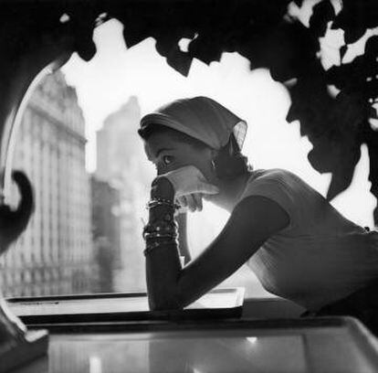 Modelo con pañuelo de institutriz de Lilly Daché, Nueva York,1952