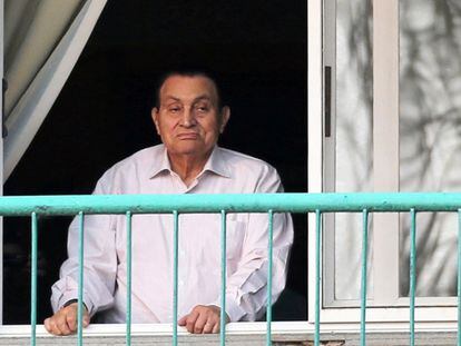 El expresindente egipcio, Hosni Mubarak, observa a sus seguidores desde la habitación donde está hospitalizado durante la celebración del 43º aniversario de la guerra árabe-israelí de 1973, en el hospital militar de Maadi, a la afueras de El Cairo (Egipto), el 6 de octubre de 2016.