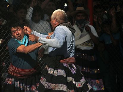 Dos hombres se enfrentan a puño limpio durante la Pelea de xochimilcas, en Zitlala (México), el 21 de febrero de 2023.