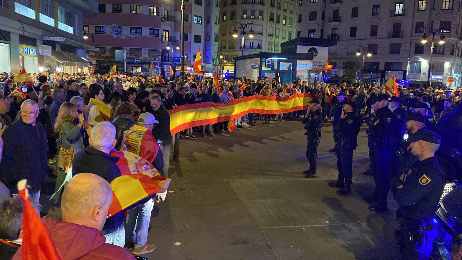 Protesta frente a la sede del PSPV-PSOE, en la avenida del Oeste de Valencia.