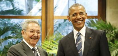 El presidente de Estados Unidos, Barack Obama, da la mano al presidente de Cuba, Raúl Castro, en el encuentro que han mantenido hoy en La Habana.