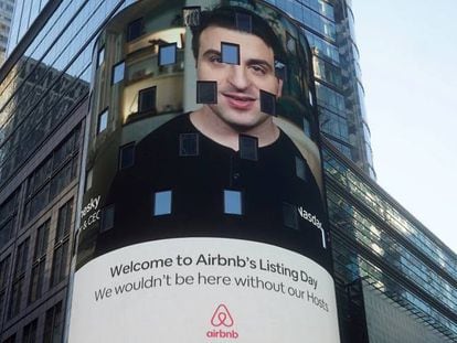 Cartel de AirBnb y su CEO, Brian Chesky, en la fachada de Nasdaq, este jueves.