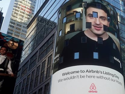 Cartel de AirBnb y su CEO, Brian Chesky, en la fachada de Nasdaq, este jueves.