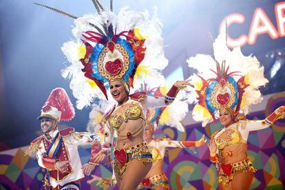 Componentes de la comparsa "Los Cariocas" amenizan la gala de la Reina del Carnaval, en la que concursarán catorce jóvenes y rememorará los años años ochenta, que se celebra en el Recinto Ferial de Santa Cruz de Tenerife.