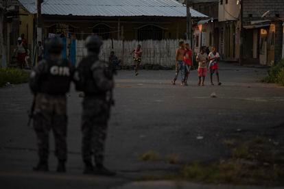 Dos policías durante un operativo de control en un barrio afectados por la violencia en Esmeraldas (Ecuador), el 28 de abril.