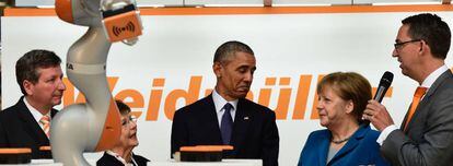 Angela Merkel y Barack Obama, en una exhibici&oacute;n de rob&oacute;tica alemana en la feria de Hannover. 