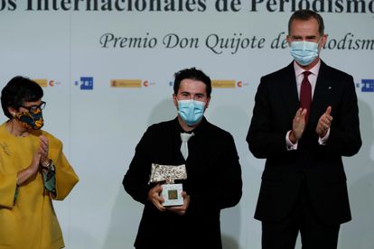 El director de la Revista 5w, Agus Morales, tras recibir de manos del rey Felipe y en presencia de la ministra de Asuntos Exteriores, Arancha González Laya, el Premio de Periodismo Rey de España este martes en Madrid.