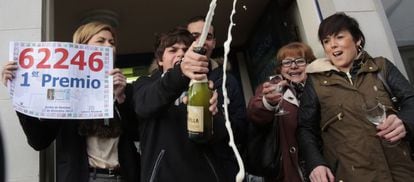 Celebraci&oacute;n del Gordo en una administraci&oacute;n de loter&iacute;a.