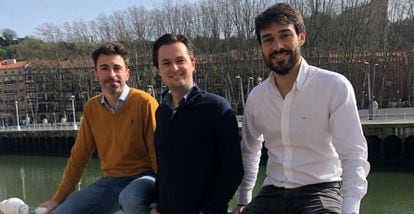 Diego Recondo y Hugo Fernández-Mardomingo, codirectores y nuevos socios de All Iron Ventures, junto a Robert Nowak (centro), director del equipo de inversión de la firma.