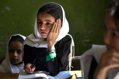 Varias niñas en una clase de 4º curso en el instituto de Zarghoona, el más grande de Kabul, el pasado 25 de julio.