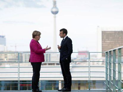 Reunión de la canciller alemana, Angela Merkel, y el presidente francés, Emmanuel Macron, el lunes, en la cancillería germana (Berlín).