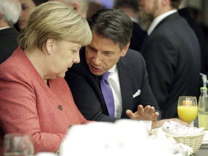 Merkel, junto al primer ministro italiano, Giuseppe Conte, este miércoles en Davos,