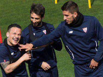 Carriço, Pareja y Roque Mesa bromean en el entrenamiento.