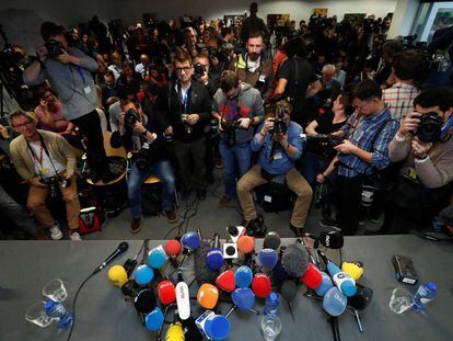 Varios periodistas esperan la llegada de Puigdemont, en Bruselas, este martes.
