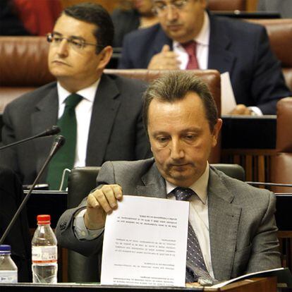Manuel Recio responde a las preguntas de la oposición sobre los ERE en el Parlamento andaluz.