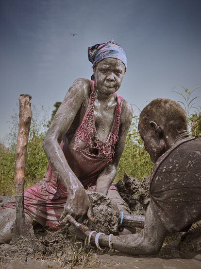 Cada año, las inundaciones se vuelven más fuertes y devastadoras. Desde mediados de 2020, Sudán del Sur se ha visto azotado durante meses por este fenómeno en la zona del Nilo Blanco.<p>En la imagen, Nyanong Chamchan, de 44 años, en la aldea de Pankiir, donde vive, tratando de reconstruir un dique.</p>