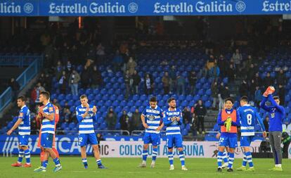 Jugadores del Deportivo tras la derrota de este domingo en Riazor.