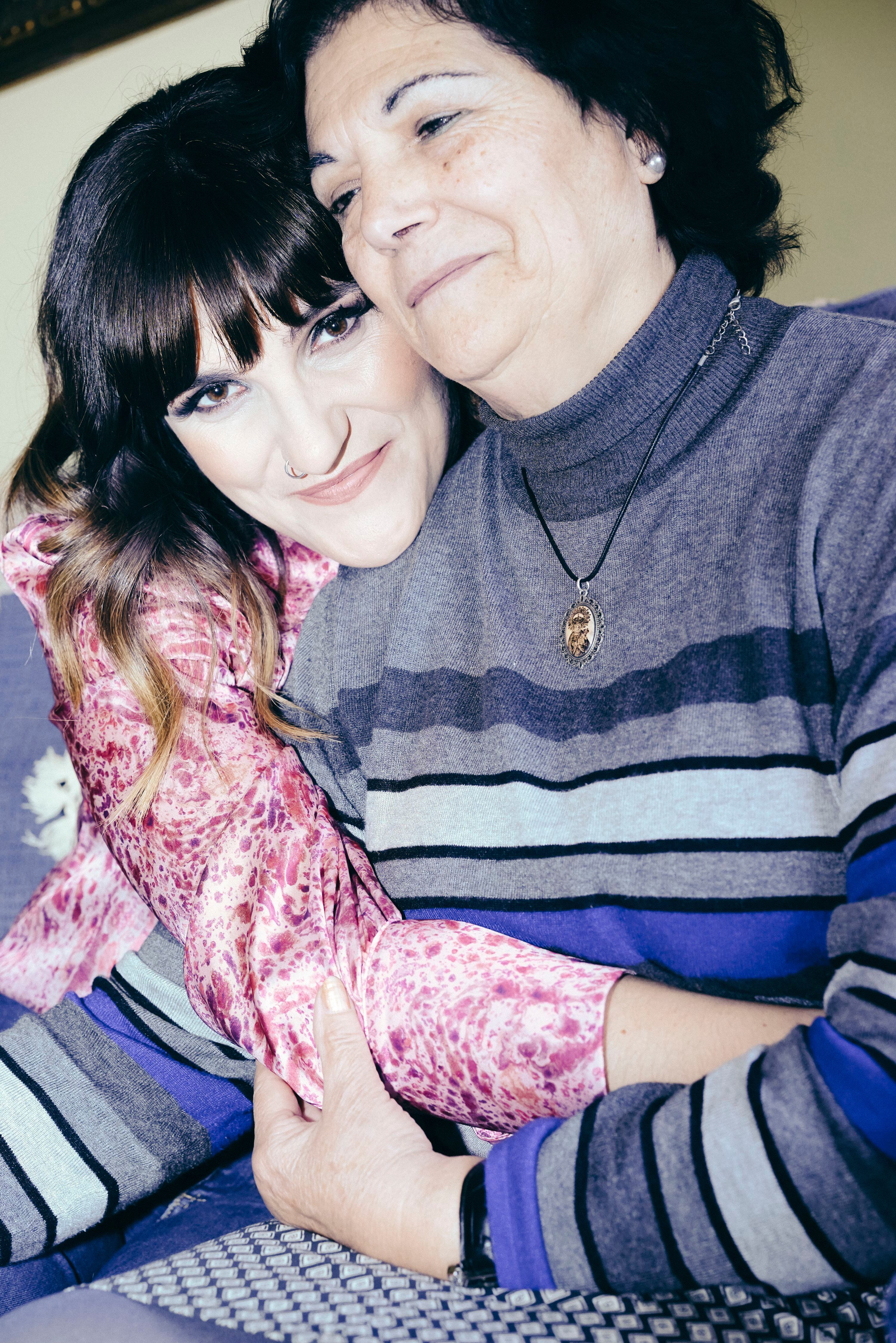 Rozalén abraza a su madre, Ángeles Ortuño, a la que todos llaman Angelita. Es su inspiración. 