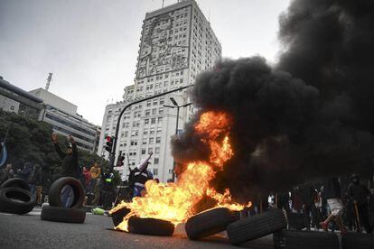 Piqueteros queman neum&aacute;ticos frente al ministerio de Desarrollo Social.