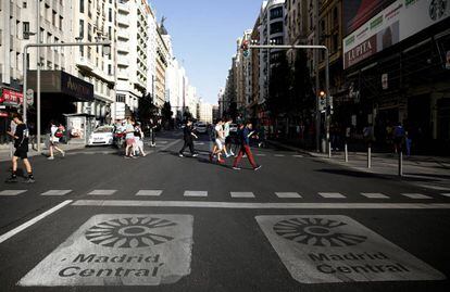 Peatones en la Gran Vía, dentro de la zona de restricciones al tráfico de Madrid Central.