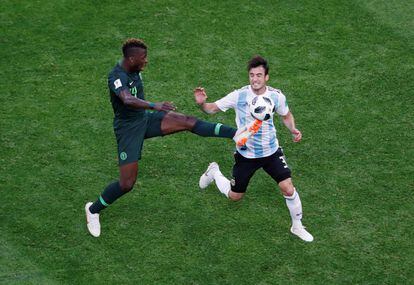 Kelechi Iheanacho (Nigeria) en acción con Nicolas Tagliafico (Argentina).