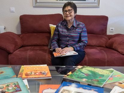 Isabel Campoy, en su casa de Alicante junto a sus libros de texto, en 2018.