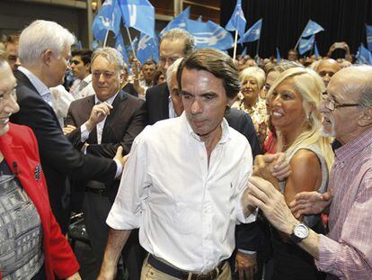 Aznar, entre militantes en el mitin del PP en Zaragoza.