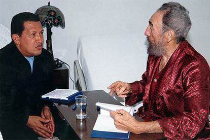 Fidel Castro y Hugo Chávez conversan en la habitación del hospital de La Habana donde se recupera el líder cubano.