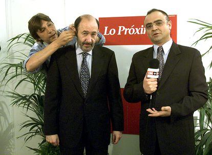 12 de marzo de 2000. Elecciones legislativas 2000. Un técnico coloca un auricular para una entrevista en televisión a Alfredo Pérez Rubalcaba.