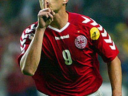 Tomasson reclama silencio a los suspicaces tras uno de sus goles.