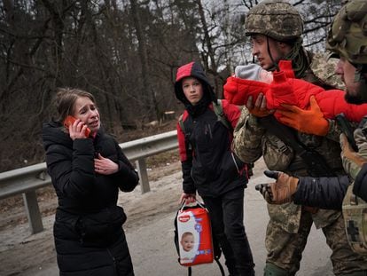 Una mujer habla por teléfono durante la evacuación de Irpin, en Ucrania, ante la invasión de Rusia en la zona.