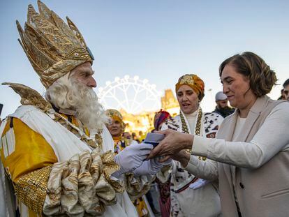 La alcaldesa Ada Colau recibe a los Reyes Magos en el Puerto de Barcelona en Barcelona. Lorena Sopêna / Europa Press