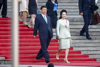 El presidente chino, Xi Jinping (c), y su esposa Peng Liyuan se dirigen a recibir al presidente de Sri Lanka, Mahinda Rajapaksa (no aparece) en el Gran Palacio del Pueblo en Pekín (China). EFE/Archivo