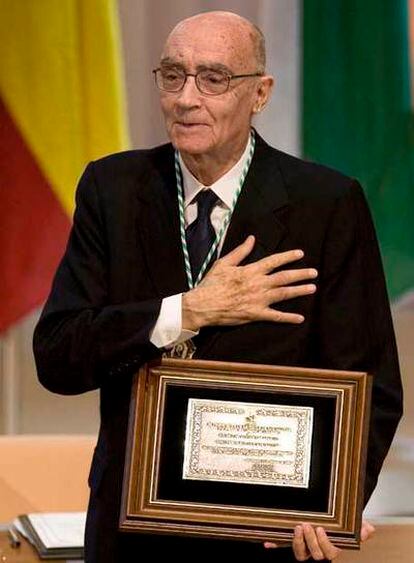 El Premio Nobel portugués José Saramago, saluda tras recibir el título de Hijo Predilecto de Andalucía, en un acto celebrado hoy en Sevilla.