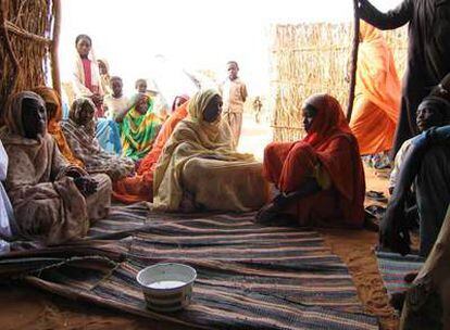 Varias mujeres en una choza en el campo de refugiados de Abushok, en las afueras de El Fashir (Darfur).