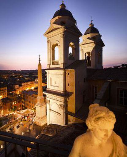 La plaza de España, en Roma, vista desde lo alto de la escalinlata, junto a la iglesia de la Trinità del Monti