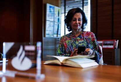 Ana Patricia Botín, Presidenta del Santander, en su despacho de la sede del banco en Boadilla del Monte (Madrid), el pasado mayo.